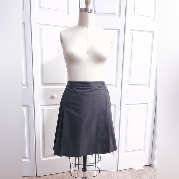 Pleated Schoolgirl Skirt by American Apparel in Light Charcoal size M - Picture 2 of 10